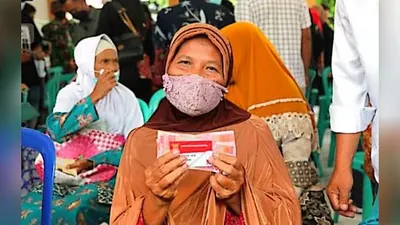 Penyaluran bansos yang dilakukan oleh pemerintah