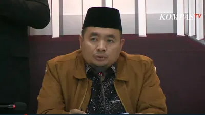 Ketua KPU, Mochammad Afifuddin, mengatakan akan mengikuti putusan MK tetapi juga tetap melakukan sebuah hal dengan DPR.