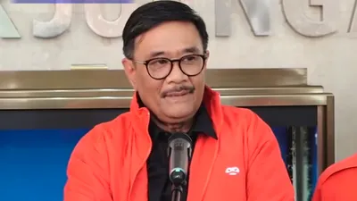 Panggung politik Pilgub Jakarta makin memanas, PDIP menantang pasangan Ridwan Kamil-Suswono untuk melawan kotak kosong.
