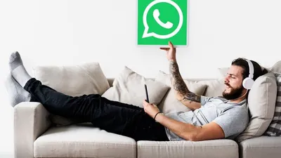 Ilustrasi terlihat offline padahal online di WhatsApp.