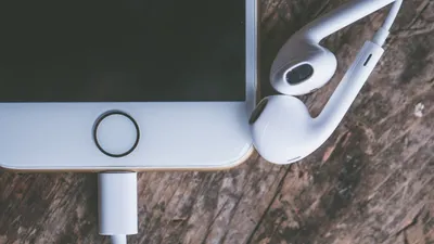 Cara mengisi daya iPhone yang benar dapat membantu menjaga kesehatan baterai (battery health) sehingga lebih tahan lama.