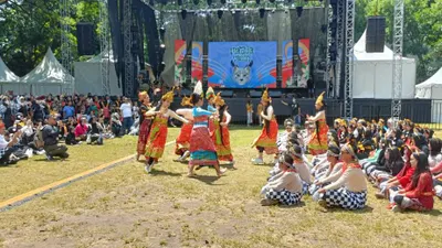 Dalam Fesbud yang mengambil tema &ldquo;Madjavantri&rdquo; ini, menampilkan kolaborasi ekstrakurikuler, video budaya, puncak budaya, tari tradisional, pawai budaya, teater temporal, tari kecak, tari janger, tari bajidor kahot (kolaborasi seni sunda dan Bali), upacara adat. Di samping itu ada galeri priangan ber