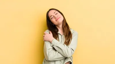 Setiap orang pasti pernah merasa bahagia, sedih atau sedang berada di posisi terbawah yang membuat down