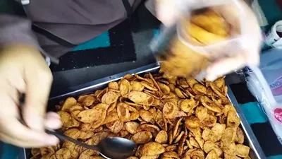 Dengan bahan dasar sosis kiloan seharga Rp30 ribuan ternyata bisa menghasilkan omzet hingga berjuta-juta bahkan tembus Rp8 juta per bulan.