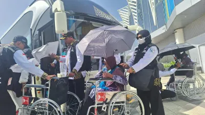 Dengan semangat dan keteguhan hati, mereka menunjukkan bahwa ibadah haji adalah impian yang dapat diraih oleh siapa pun.