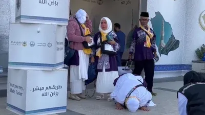 Di teriknya cuaca Madinah yang mencapai 42 derajat, Yayah tak kuasa menahan rasa syukur dan langsung sujud syukur di pelataran bandaran