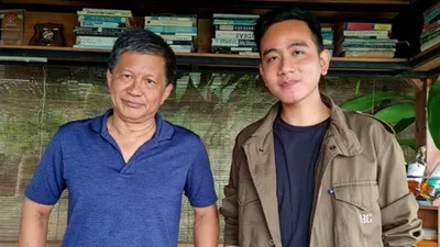 Rocy Gerung dan Gibran Rakabuming Raka 