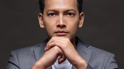 Fedi Nuril dalam komentarnya menyimpulkan kalimat sindiran mengenai Jet Pribadi yang digunakan Kaesang Pangarep ke Amerika.