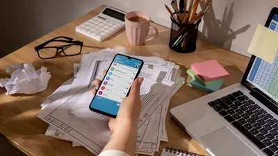 Ilustrasi cara memindahkan kontak dari Excel ke Hp Android dan iOs.
