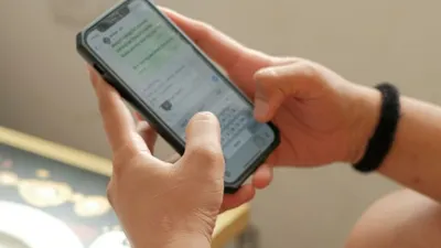 Ilustrasi cara mengembalikan chat WhatsApp yang terhapus dengan mudah.