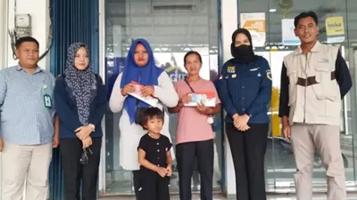 Ada beberapa kendala yang masih terjadi, khususnya terkait peralihan bantuan sosial dari PT Pos ke Kartu Keluarga Sejahtera (KKS).