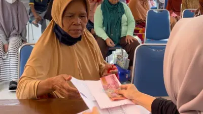 Walaupun bantuan sosial (bansos) PKH dan BPNT dicairkan secara bertahap, namun semua bank penyalur sudah mencairkan.