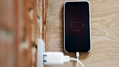 Ilustrasi 2 cara mengatasi port charger longgar pada hp Android dengan mudah.