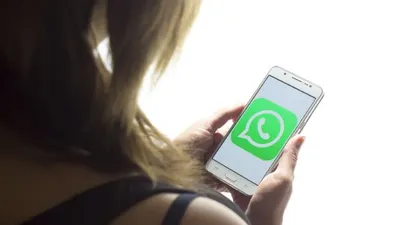 Ilustrasi Cara Mengatasi Masalah Status WhatsApp Teman yang Tidak Muncul Jam atau Waktu Upload, Cukup Lakukan Ini!