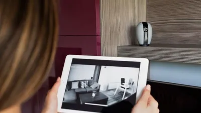 Ilustrasi menyambungkan CCTV ke HP Android.