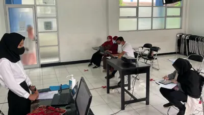Ilustrasi mahasiswa semester akhir sedang sidang skripsi dan tahu cara menjawabnya