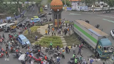 Potret tragedi truk maut wingsbox Cipondoh-Tugu Adipura Tangerang