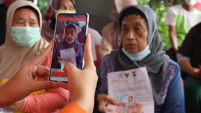 Hingga akhir bulan Juli ini pemerintah mempercepat penyaluran beberapa bantuan sosial yang tentunya akan sangat membantu dalam meningkatkan daya beli masyarakat masyarakat.