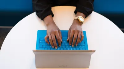 Hobi menulis bisa menjadi peluang yang menjanjikan, terutama bagi mereka yang tertarik menjalani karir sebagai freelancer.