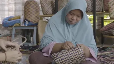 Di tangan nasabah PT Permodalan Nasional Madani (PNM) dari Banjarmasin, rumput purun disulap menjadi berbagai macam produk fungsional, salah satunya jadi tas cantik.