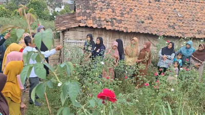 PT Permodalan Nasional Madani (PNM) Cabang Kediri baru-baru ini menginisiasi pembentukan klasterisasi petani bunga mawar di Desa Ngliman, Kecamatan Sawahan, Kabupaten Nganjuk.