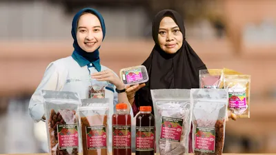 Asih Widiyani merupakan nasabah PNM melalui program Membina Ekonomi Keluarga Sejahtera (Mekaar) yang sukses melakukan inovasi produk olahan bunga mawar mulai dari camilan hingga produk minuman.