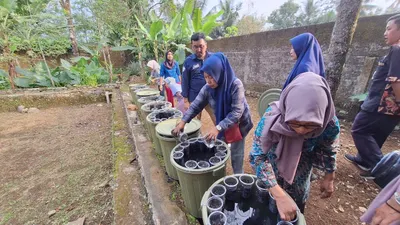 PT Permodalan Nasional Madani (PNM) melalui Cabang Purwokerto membentuk klasterisasi budidaya ikan di ember atau budidamber di Unit Mekaar Sumbang 2, Banyumas.