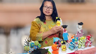 Pingwen Handcraft merupakan brand kerajinan rajut milik Budi yang dikenal memproduksi aksesoris cantik yang ramah lingkungan.