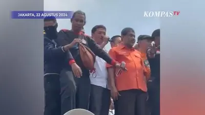 Anggota DPR Fraksi Gerindra, Habiburokhman akhirnya datang menemui massa pendemo di depan Gedung DPR pada hari ini, Kamis, 22 Agustus 2024.