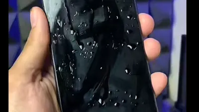 Gak Perlu Diservis! Ini Cara Mudah Mengeringkan HP yang Kemasukan Air Selain Dimasukin ke Beras