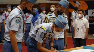 Salah satu Sekolah Kedinasan yang membuka pendaftaran penerimaan taruna taruni baru yaitu Sekolah Tinggi Ilmu Statistika (STIS).