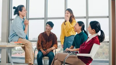 Banyak Orang Diam-diam Memperhatikanmu? Ini Ciri Kamu Punya Daya Tarik Kuat yang Memikat Orang Lain Menurut Psikologi