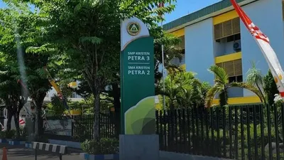 Viral! Tolak Iuran Keamanan Rp35 Juta Per Bulan, Akses Jalan SMP dan SMA Petra Surabaya Ditutup Warga