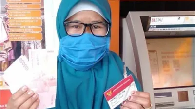 Bagi kamu yang sudah tidak sabar menerima bantuan PKH dan BPNT, maka simak informasi dalam artikel ini sebelum terlanjur ke ATM.