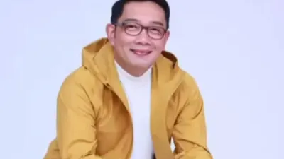 Ridwan Kamil mengunjungi UMKM yang ada di Banjir Kanal Timur. Ridwan Kamil mendapatkan curhatan dari warga di sana.