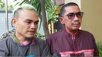 Fahmi Bachmid Selaku Kuasa Hukum Nikita Mirzani Didampingi Kakak Nikita Mirzani