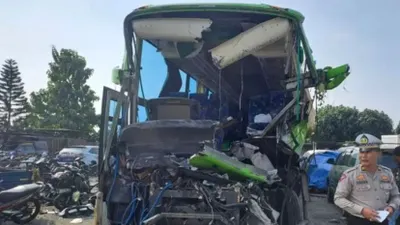 Rombongan bus study tour SMP PGRI 1 Wonosari mengalami kecelakaan.