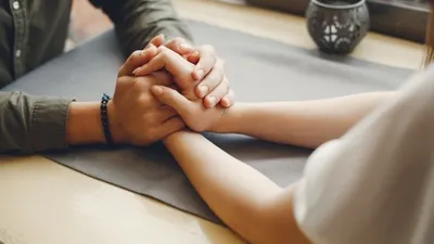 Menurut Psikologi, Ini 8 Tanda Seorang Pria Benar-Benar Mecintaimu, Mengenalkan pada Semua Orang Salah Satunya
