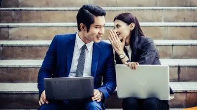 Ilustrasi. Tanda Teman Kerja Diam-diam Jatuh Cinta Padamu