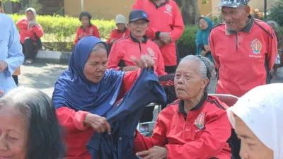5 Ide Lomba Sambut HUT RI 17 Agustus 2024 yang Cocok untuk Lansia, Meriah dan Bikin Ngakak!