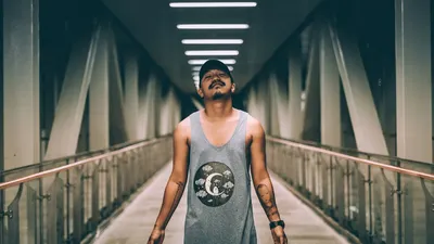 Daya Pikat Berbahaya dari Bad Boy, Kenapa Wanita Terus Jatuh Cinta Pada Mereka