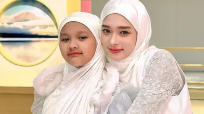 Inara Rusli dan anak pertamanya, Starla yang berencana menjenguk Virgoun bersama-sama.