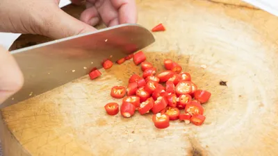 Ini merupakan sensasi dari senyawa capsaicin yang dihasilkan dari cabai atau rempah lain yang memberikan sensasi panas dan sakit di lidah.