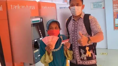 Para keluarga penerima manfaat patut bergembira, dikabarkan bahwa ada sejumlah bansos yang masih dicairkan hingga hari ini.