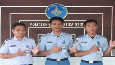 Terdapat tiga program studi yang ditawarkan POLSTAT STIS, lulusannya langsung diangkat menjadi Pegawai Negeri Sipil. 