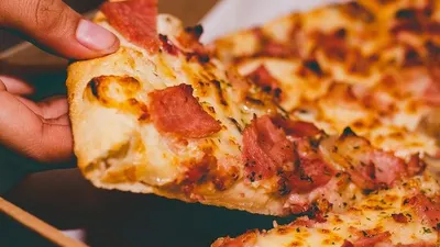 Jika di-list secara urutan terbaik, setidaknya ada tiga restoran pizza terenak di DKI Jakarta.