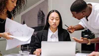 Kecenderungan pertama yang sering ditampilkan oleh manipulator adalah menunjukkan perilaku menawan, kesan sangat baik, dan dapat dipercaya.