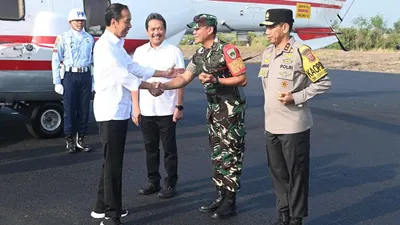 Kedatangan Presiden Joko Widodo di Kabupaten Karawang disambut oleh Menteri Kelautan dan Perikanan Wahyu Sakti Trenggono, Pangdam IIISlw dan Kapolda Jabar.