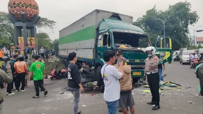 Berdasarkan laporan dari Kapolres Metro Tangerang Kota Zain, kondisi terkini sopir truk tersebut masih menjalani perawatan di RSUD Kabupaten Tangerang.