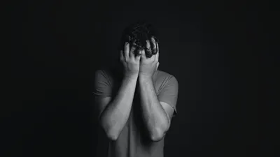Ilustrasi orang serius.